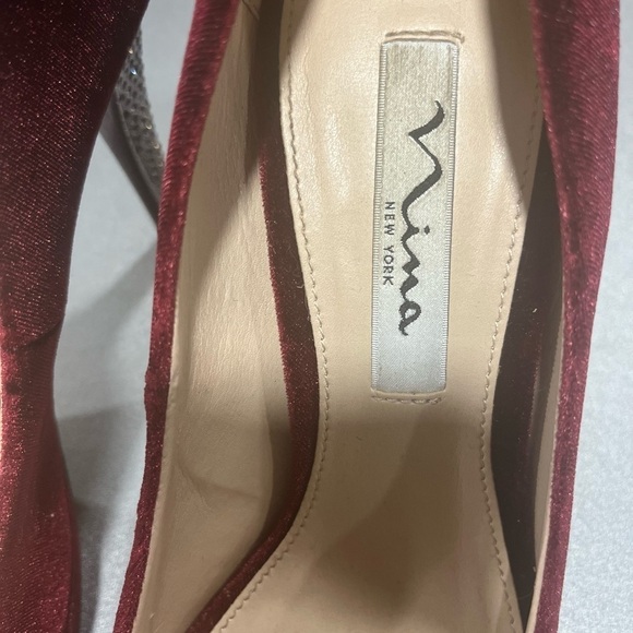 Nina New York Red Maroon Velvet Peep Toe Jeweled High Heel Pump Size 7M Formal - Picture 13 of 13